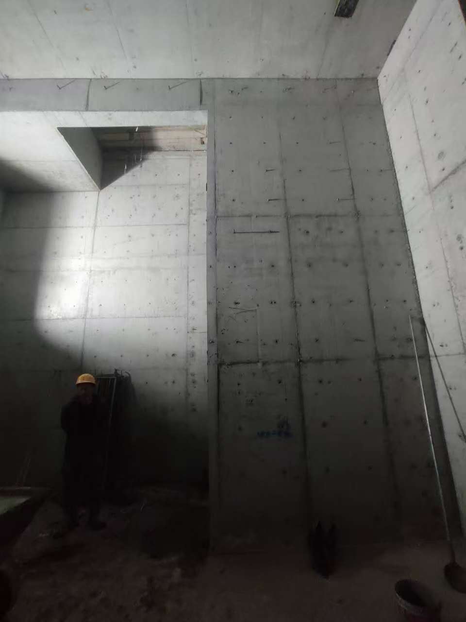 红安墙上开槽钢筋断了有影响吗